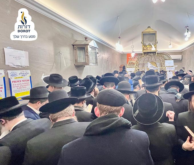 Leżajsk – Crowds visit the gravesite on the Yahrtzeit.
