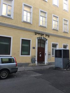 The façade of the Ohel Moshe Synagogue in Vienna